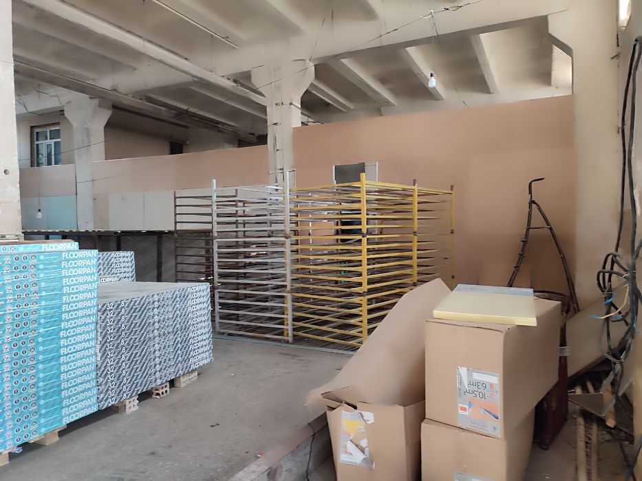 Сдается в аренду помещение. Потолки 5м