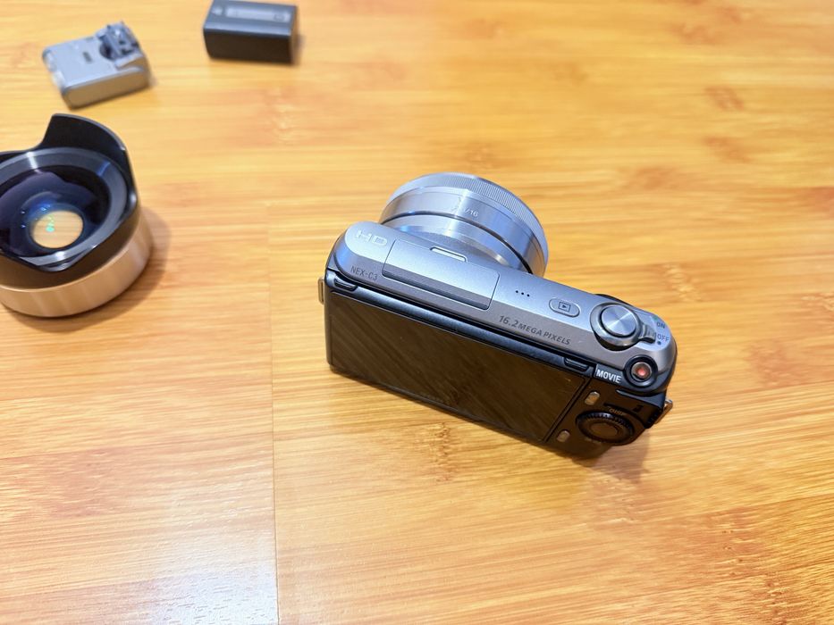 Aparat Foto Sony NEX-C3 , obiectiv Sony E 16mm F2.8 cu ultrawide converter 0.75x inclus (pancake)