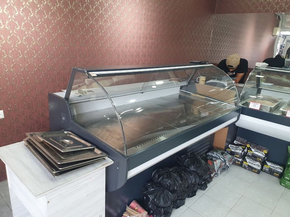 Srochna sotiladi vitrina