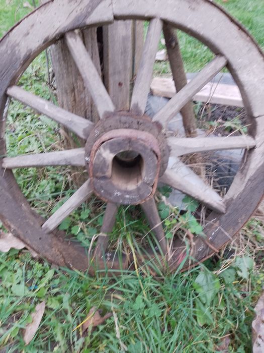 Vând roata car veche