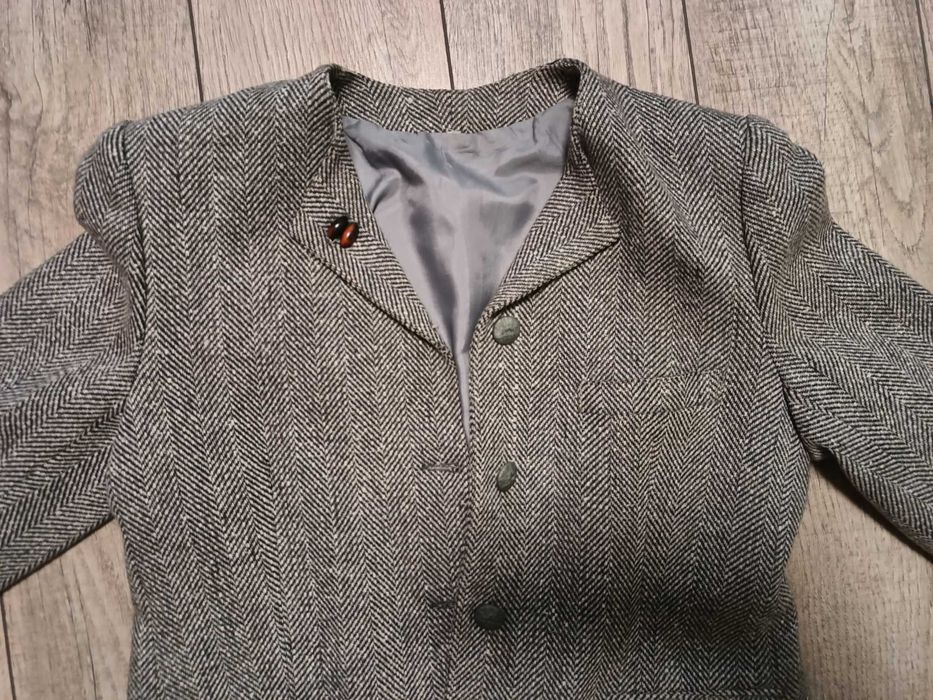 Продавам сиво-бежово елегантно дамско сако