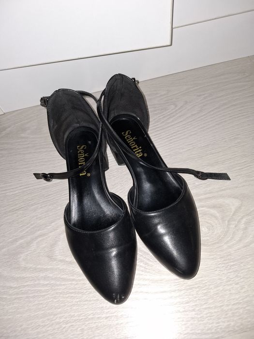 Продаются чёрный туфли на маленьком каблуке