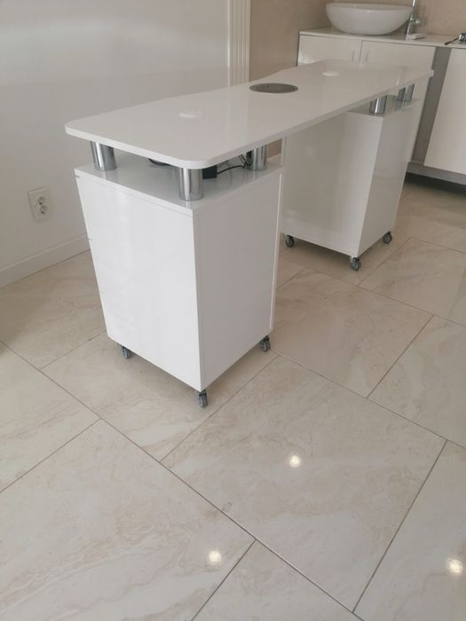 Бюро за маникюр с прахоуловител