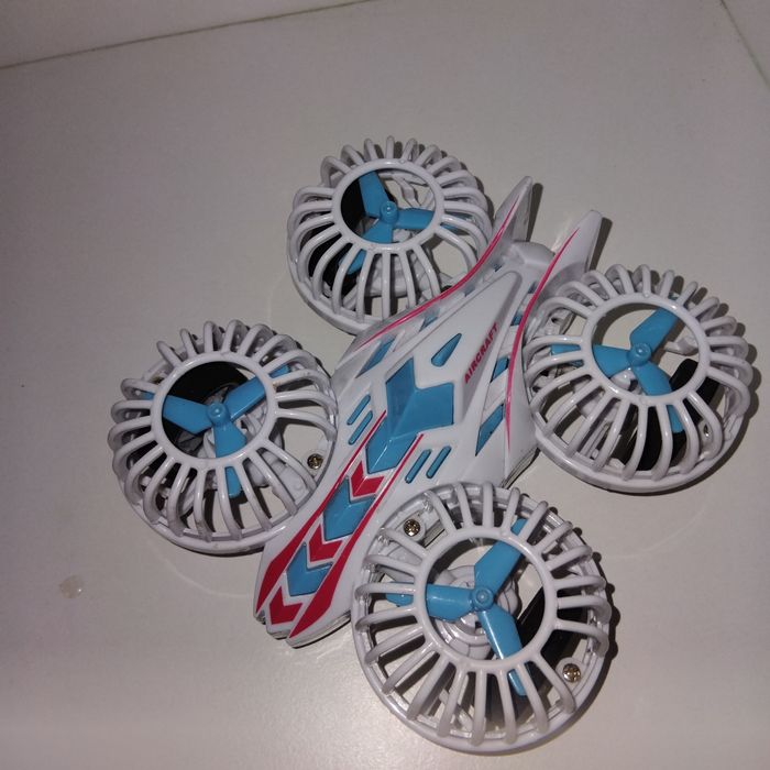 Что в виде дрона но пульта нету