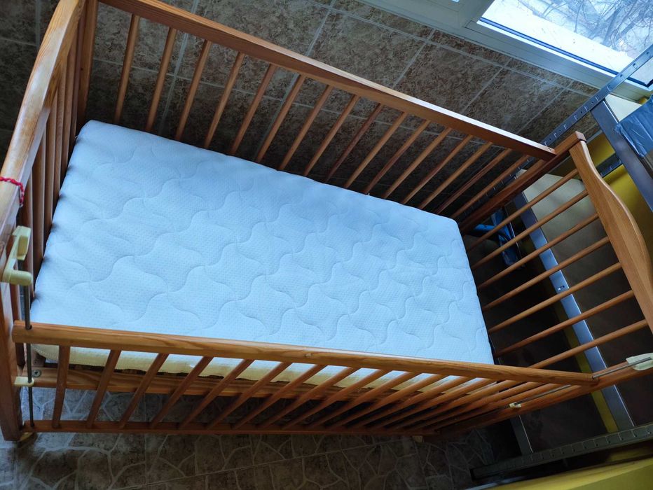 Детско бебешко дървено легло