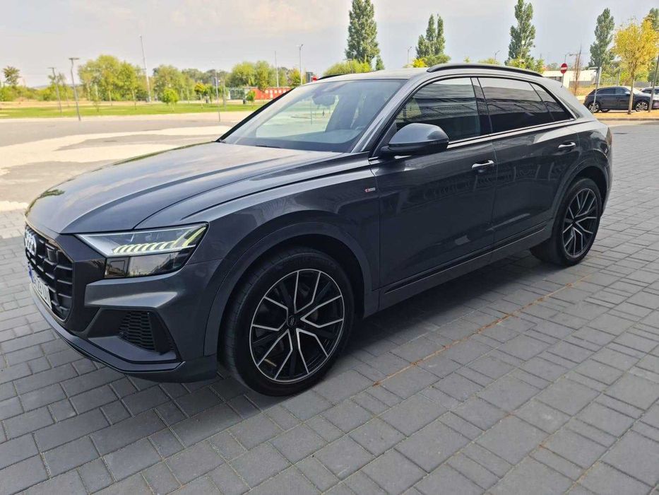 Vand Audi Q8 impecabil