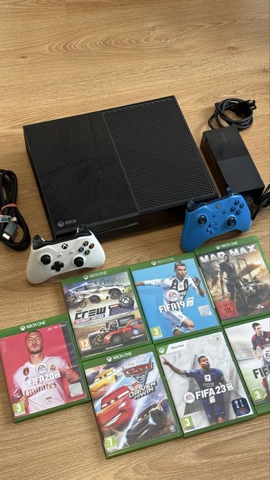 Consola Xbox One 500GB + 2 manete + jocuri bonus!