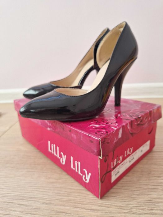Черни лачени обувки с нисък ток