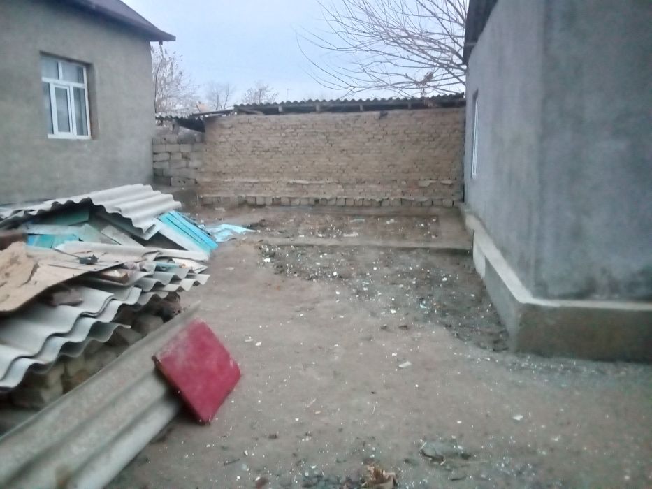 Mahallada uy sotiladi..