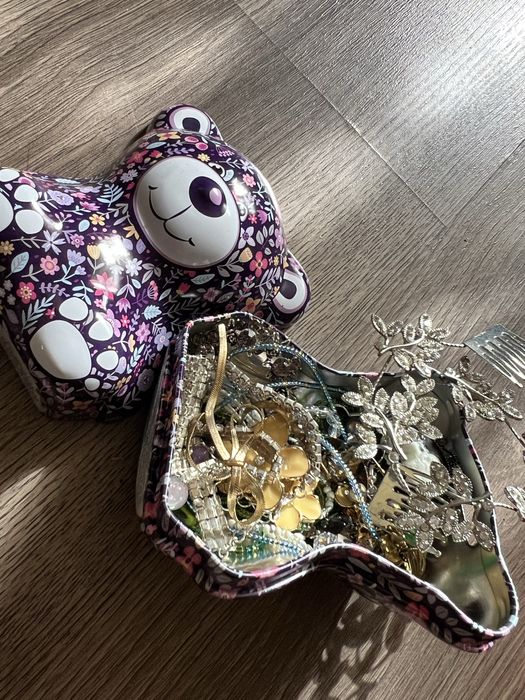 Ursulet cu bijuterii