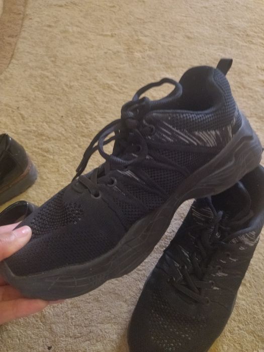 Продам кроссовки женские