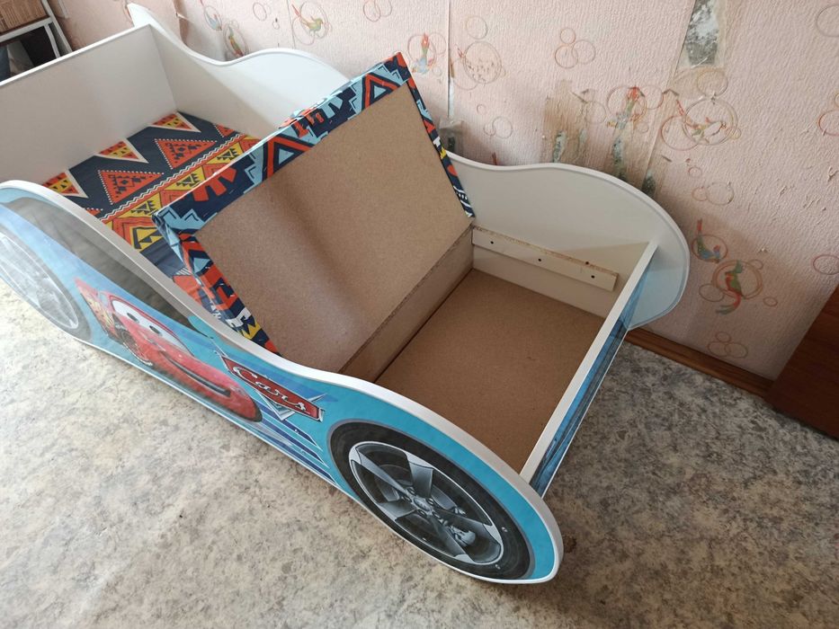 Детская кроватка-машинка