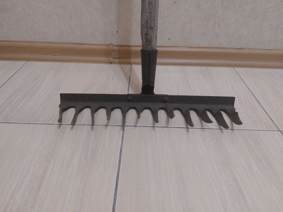 Тяпка, грабли советские