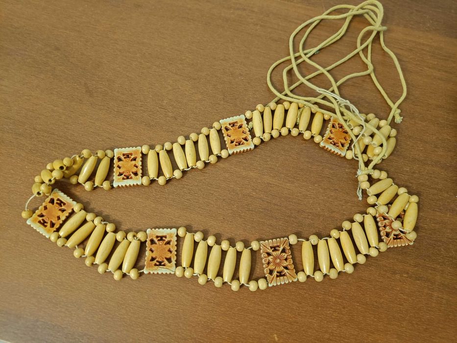 Пояс из деревянных бусинок
