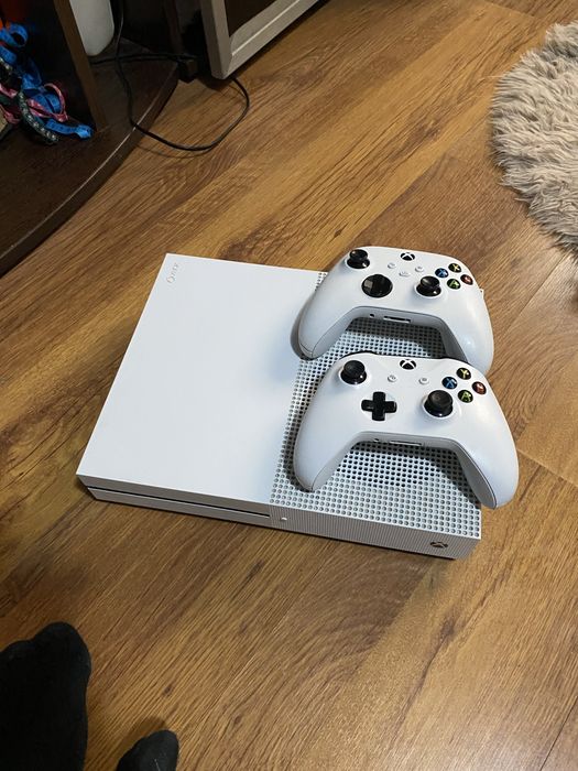 Vand /schimb xbox one s cu 2 controllere