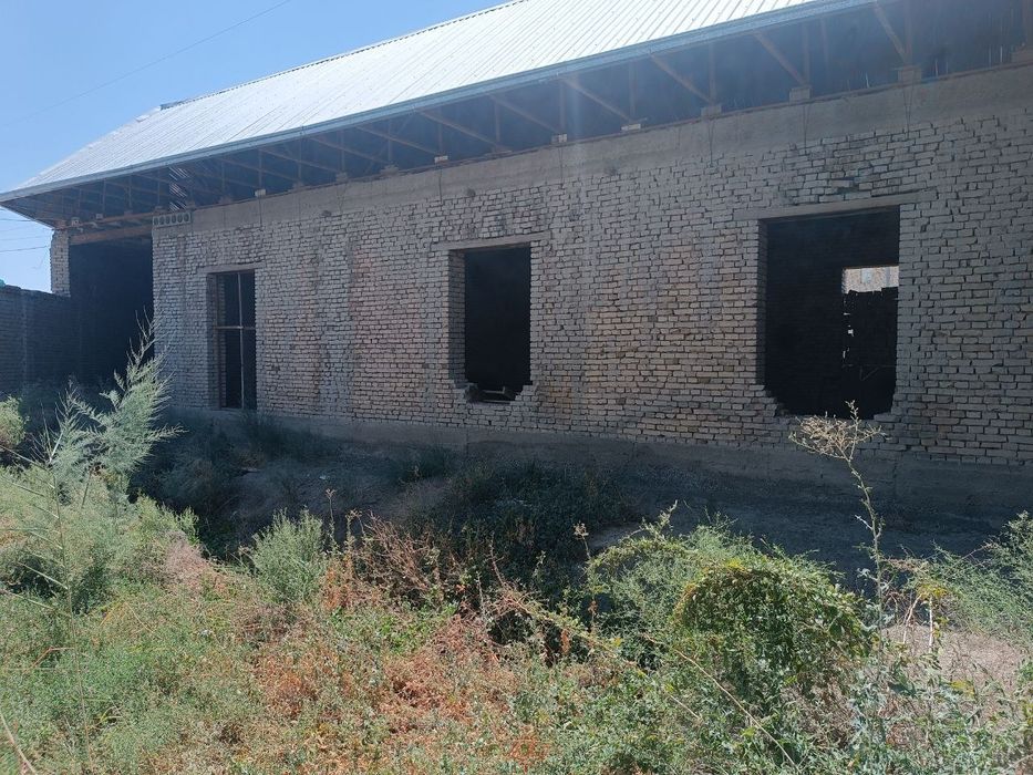 Uy sotiladi İpodrom bozori ketaverishda taxta bazani oldida