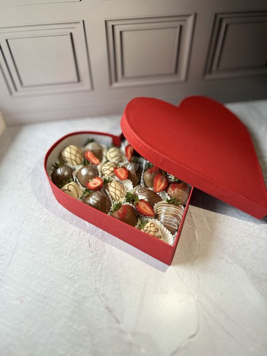 Клубника в шоколаде в премиум коробке