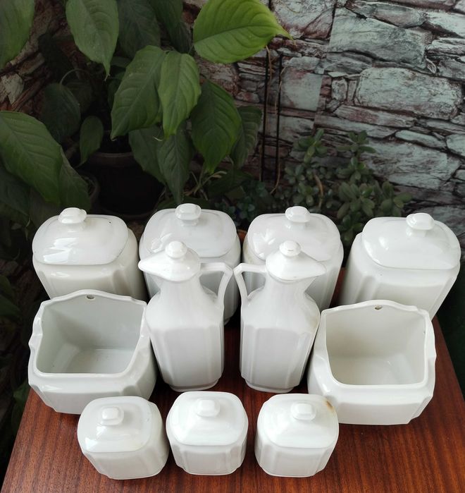 Стари бели буркани за подправки