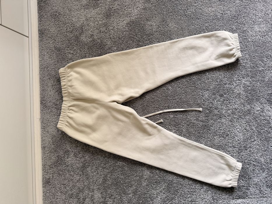 Essentials долнище анцуг бежов