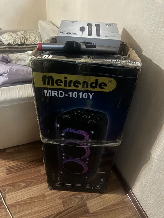 Продается Колонка, и 4 микрофона