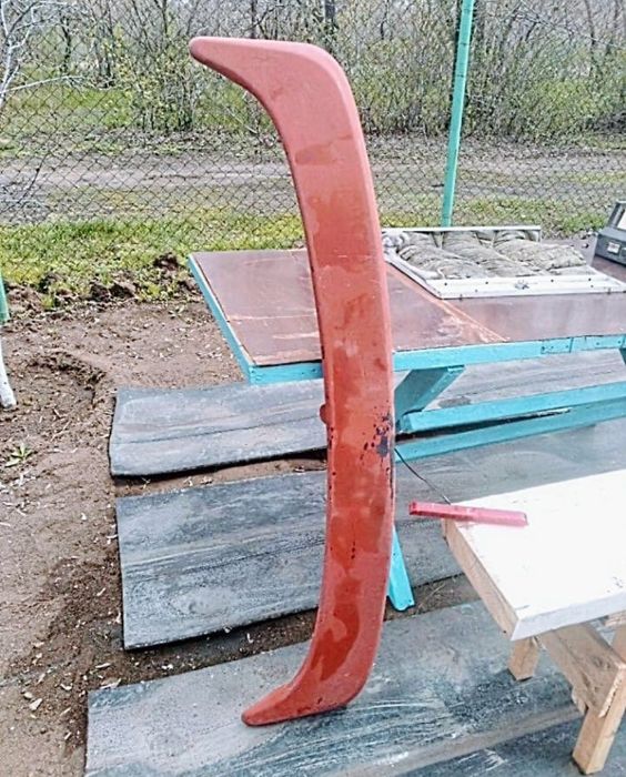 Продам спойлер, загрунтован. Есть стопарь.