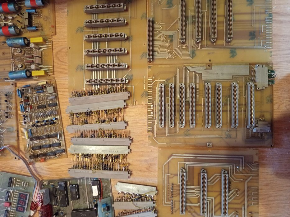 Стара ретро електроника за части или за рециклиране