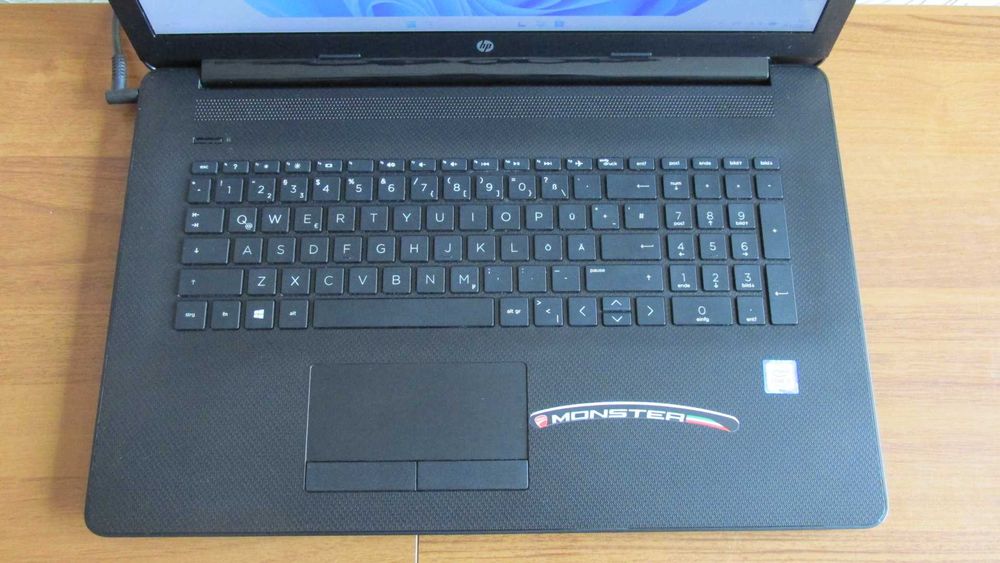 17.3 инча HP с Intel i3-7020,SSD 256 GB лаптоп