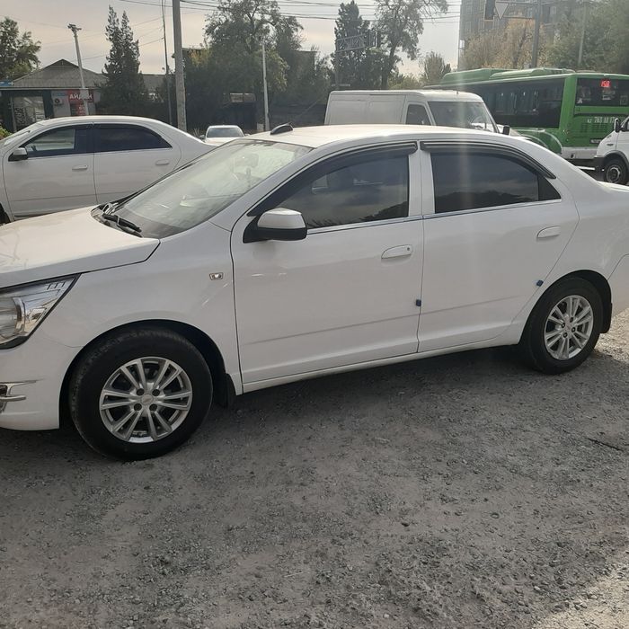Шевролет Кобальт белый