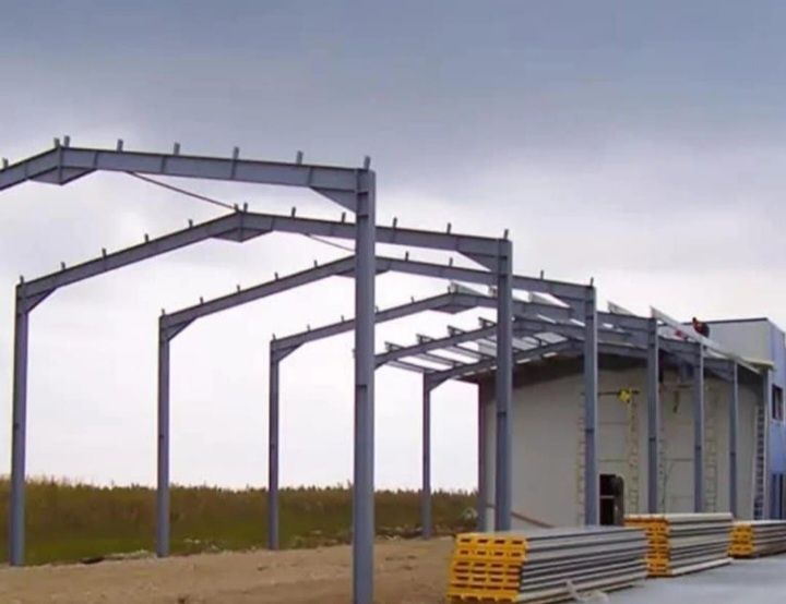 Vand hale metalice la super preț-calitate