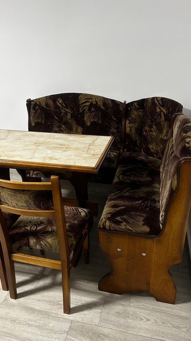 Colțar de bucătărie cu  masă și două scaune