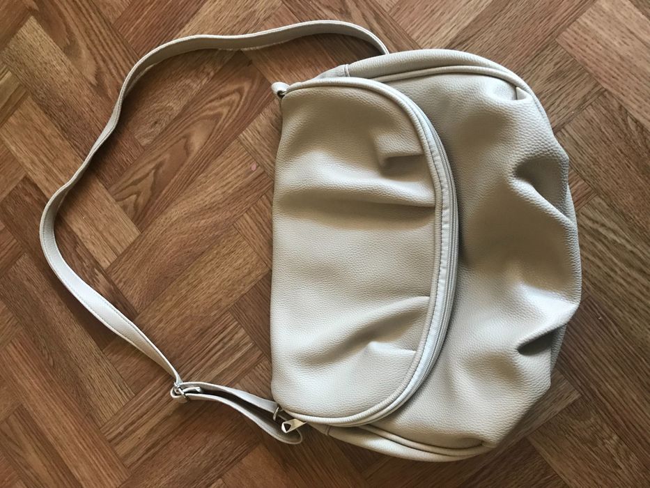Дамска бежова чанта през рамо
