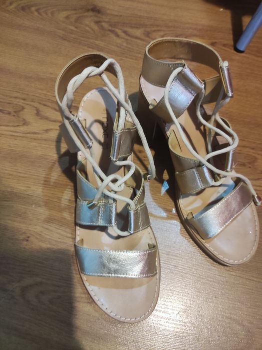 Золотые сандалии на каблуке Next