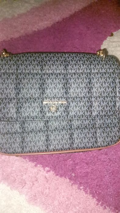 Vând geanta și un ghiozdanel , sunt noi