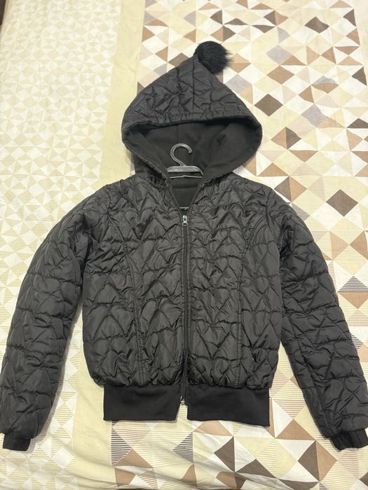 Дамско капитонирано яке с качулка и помпон