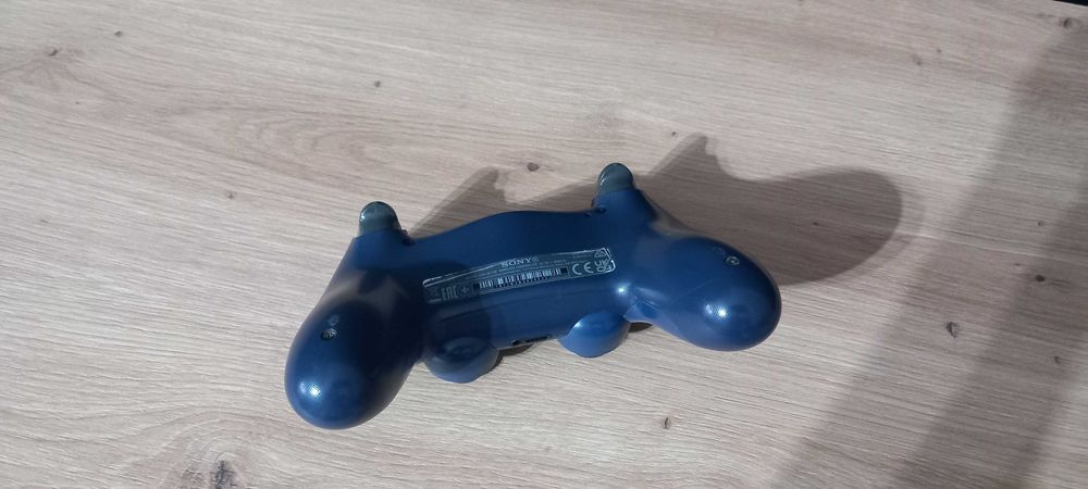 Vând controller sony wireless dualshock 4 navy blue pt PS4 în stare bună merge perfect,nu are probleme, fac doar predare personală în brașov