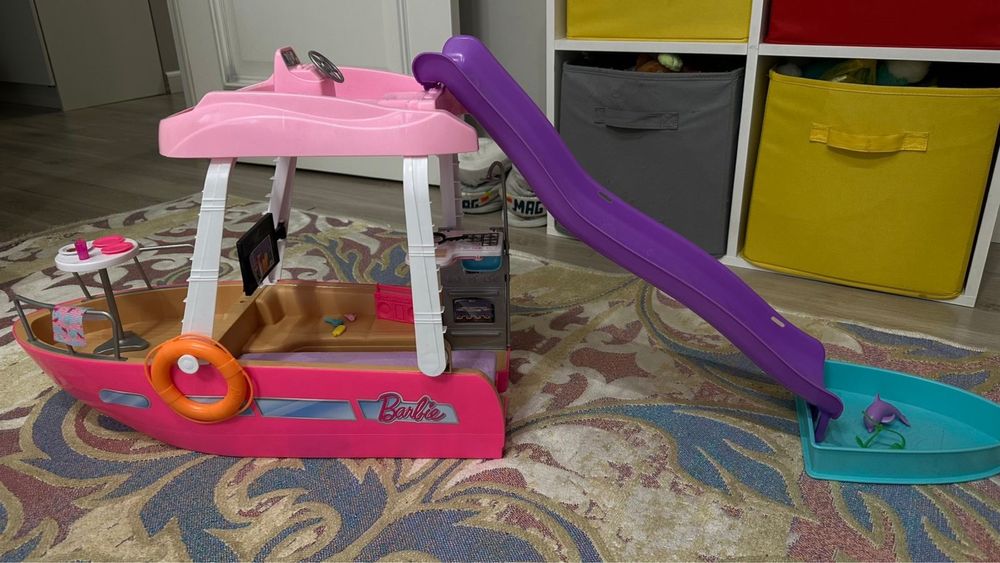 Продам корабль барби для девочек