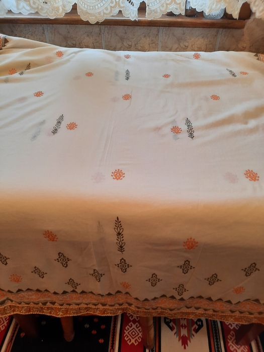 Fata de masa indiana cu broderie aplicata manual