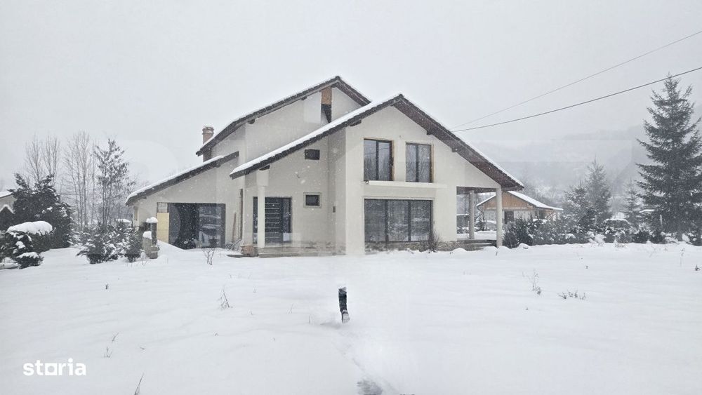 Casa individuala cu 4 camere,pretabila casa de vacanta sau pensiune,Pi