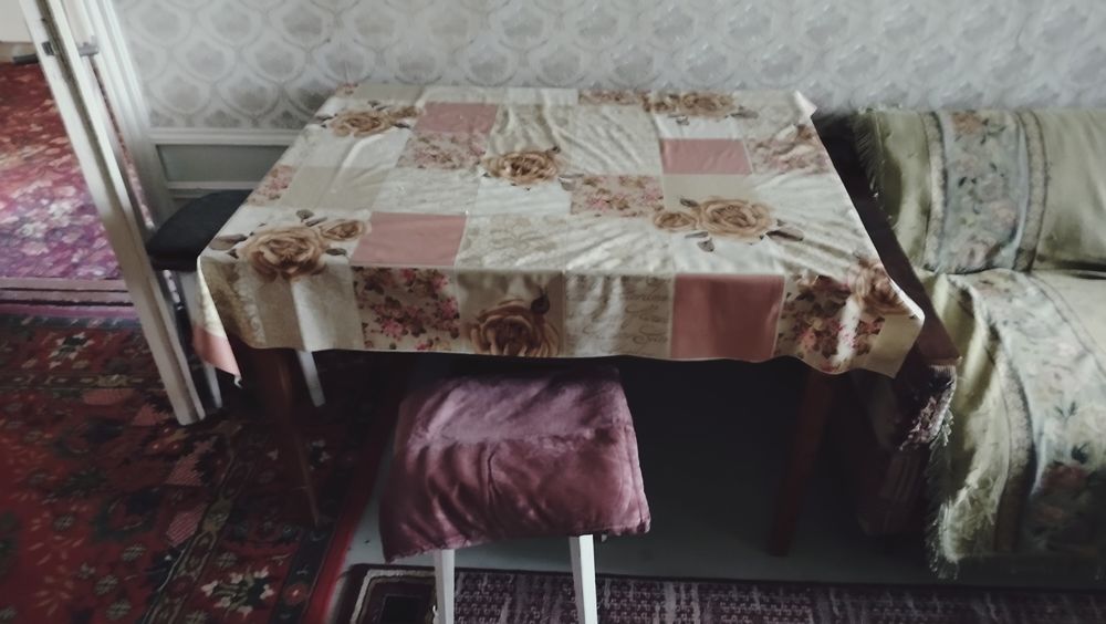 Мебель, , диван, столы, стулья.