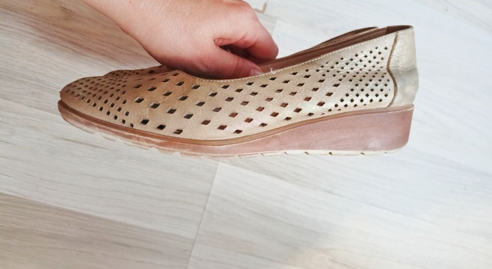 Златисти обувки от естествена кожа