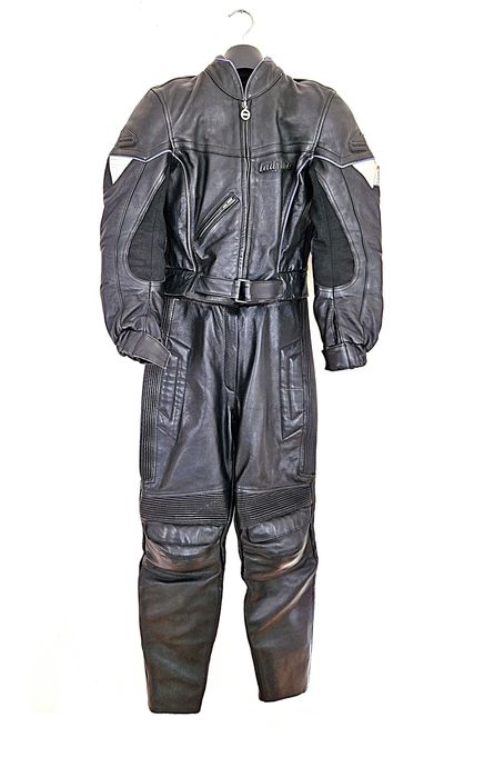 Vând costum din piele pentru motor