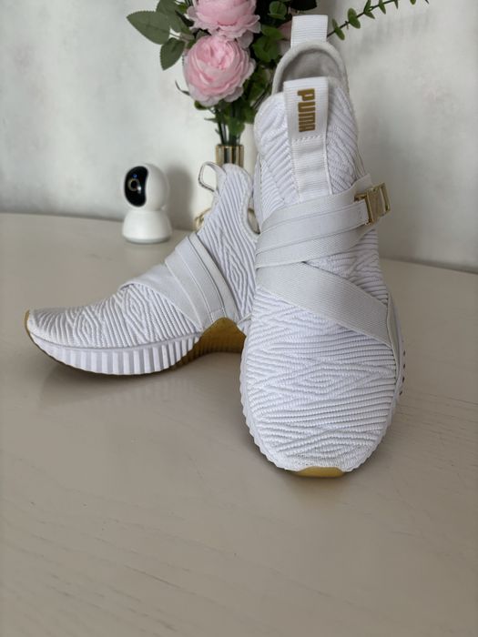 Белые кроссовки Puma