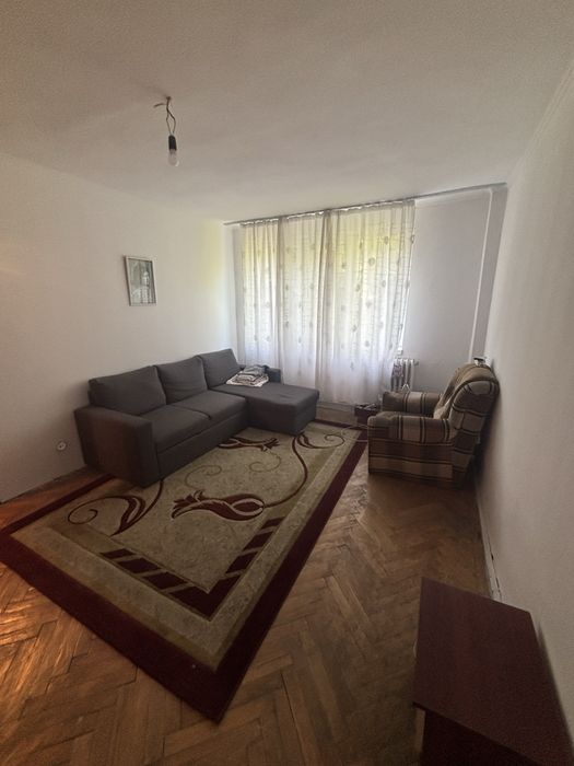 De vânzare apartament compus din  - 3 camere  - balcon închis complet  - bucătărie închisă  - centrala proprie ( gaz ) - semi mobilat  Info 0732871708