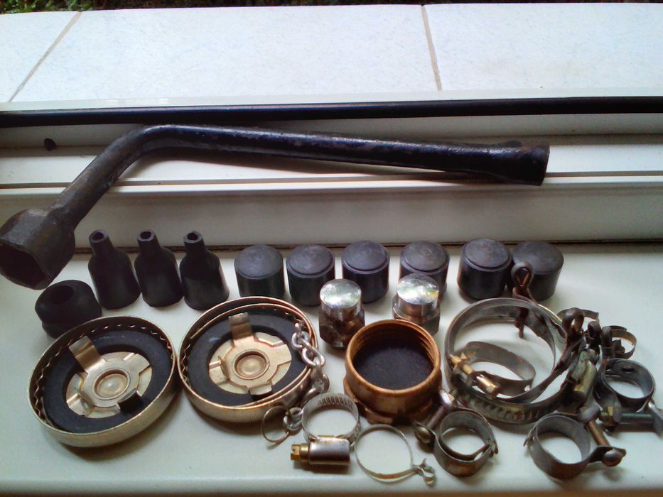 продавам резервни части за стар атомобил