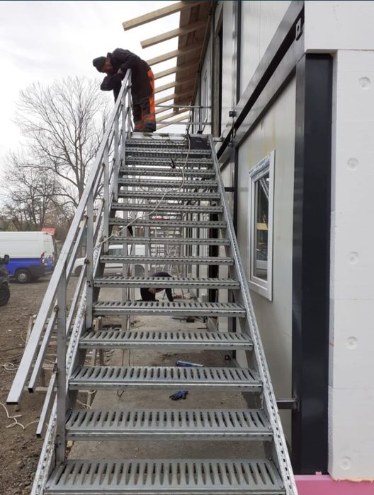 Vând scarii metalice zincate