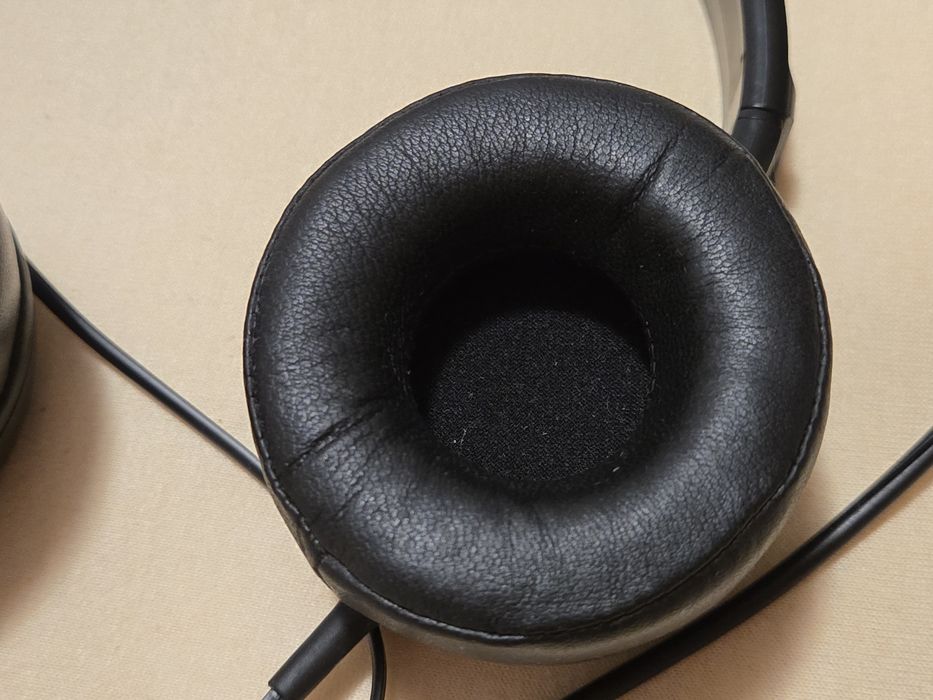 Căști Sony MDR-ZX100 cu cupe noi, din piele naturală, în stare foarte bună