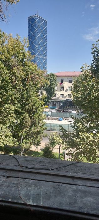 3х- комнатная! Шота руставели! Аския базар центр 1 линияцена снижена!!