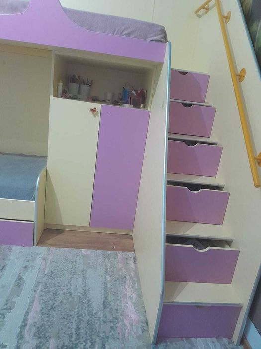 Mobilier modern si in stare foarte buna pentru camera copii.