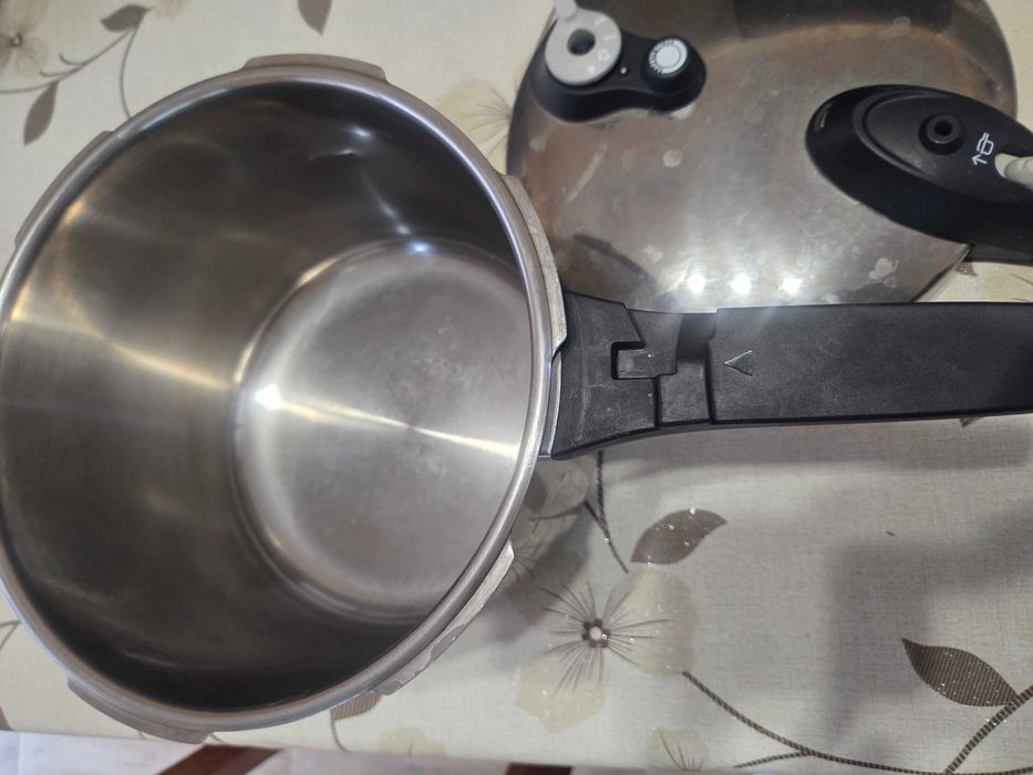 Тенджера под налягане Tefal 6л.