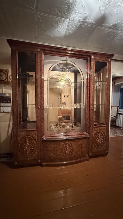 Продается классический сервант (витрина)